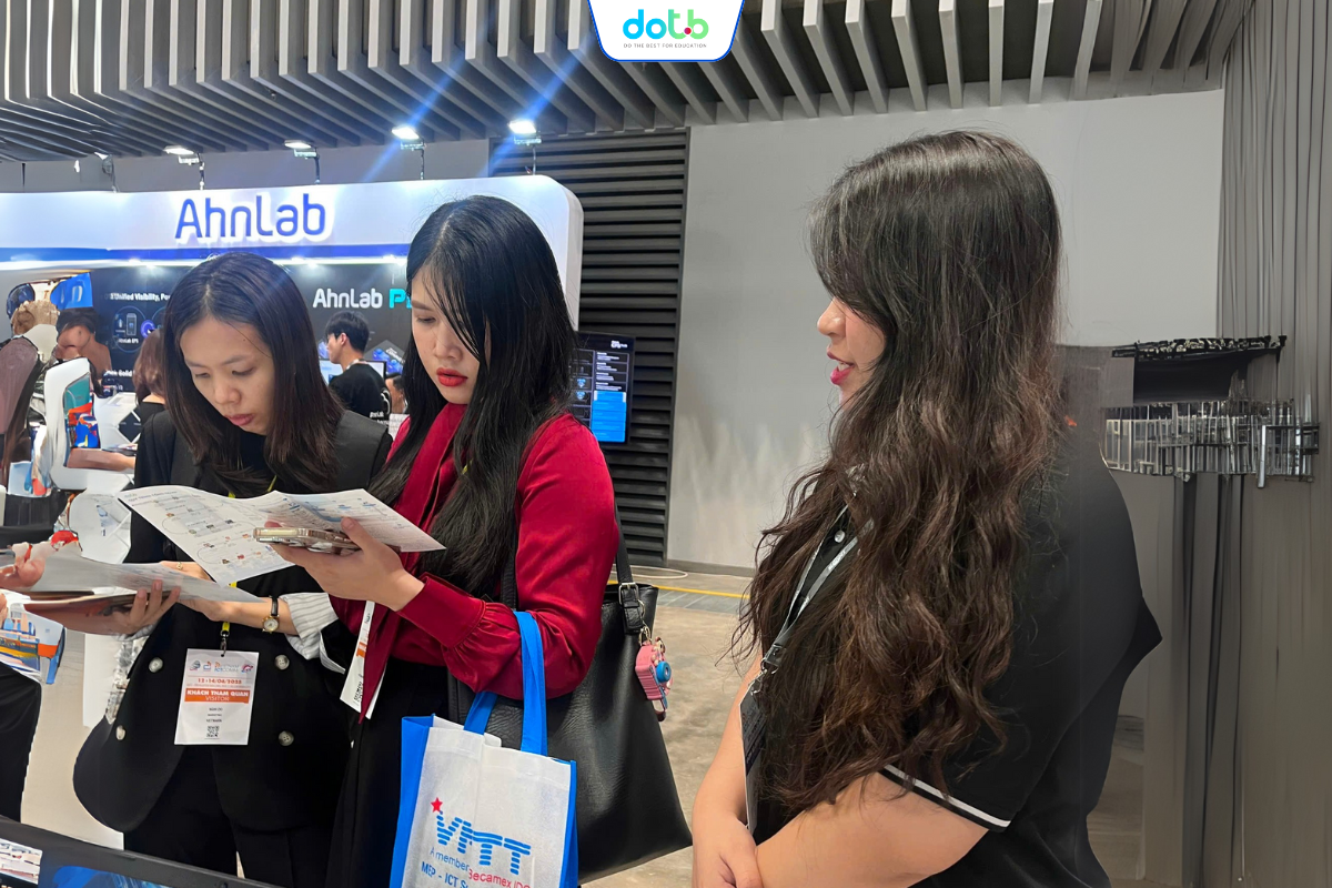 DotB tham dự triển lãm công nghệ quốc tế Việt Nam về “Viễn thông, công nghệ thông tin & truyền thông” lần thứ 10 6 Khách hàng ghé thăm gian hàng DotB tại sự kiện triển lãm công nghệ quốc tế Việt Nam