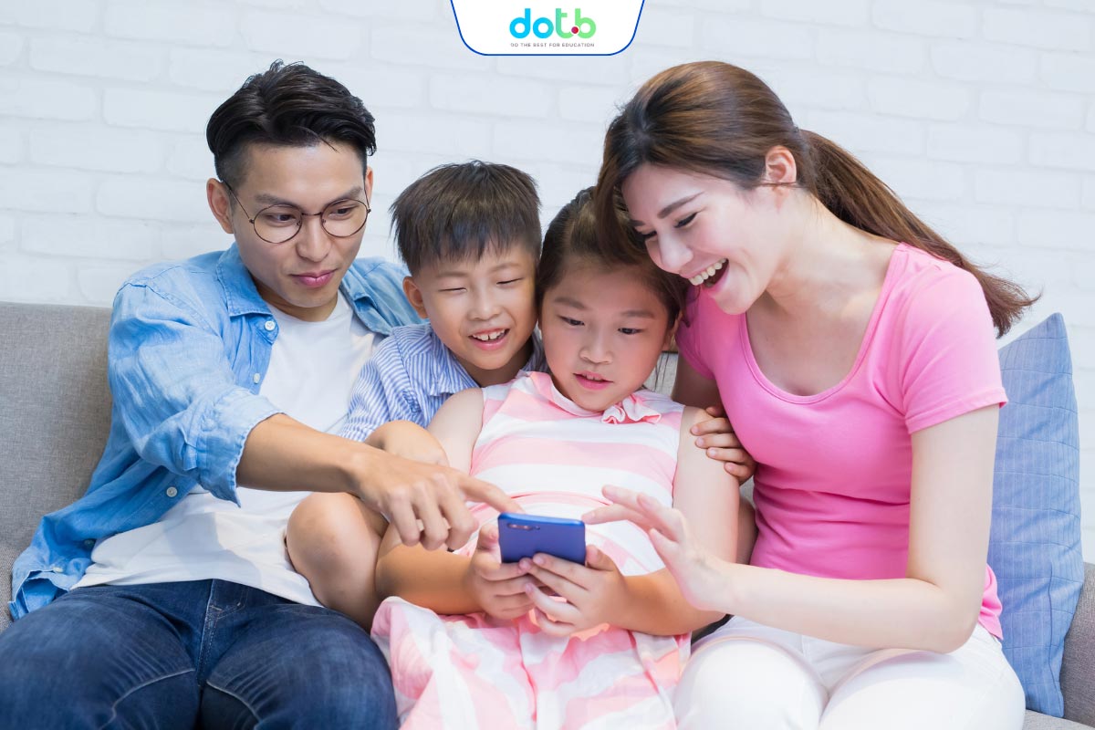 Sự đổi mới trong sổ liên lạc của học sinh giúp các em chủ động hơn trong học tập nhờ kết nối hiệu quả giữa giáo viên và phụ huynh, đồng thời tiếp cận lịch học, bài giảng và nhắc nhở thi cử dễ dàng qua nền tảng số.